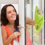 Cleaning Windows with Vinegar Without Streaks